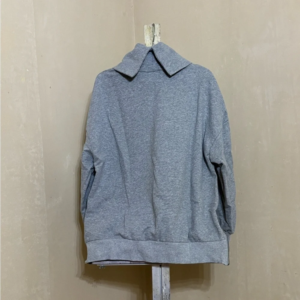 Light Gray Turtleneck Sweatshirt with Soft Texture Sz Large